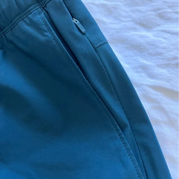 Like new the north face tech shorts in blue - Picture 4 of 5